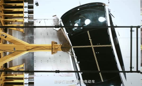 50吨卡车碾压不变形！比亚迪海豹首搭CTB刀片电池