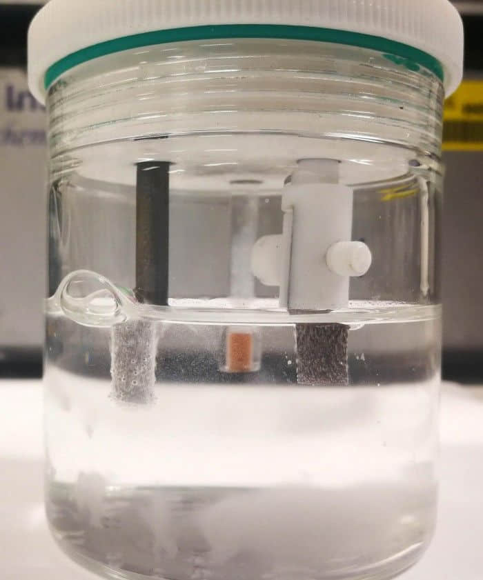 新的纳米材料可从海水中产生清洁能源氢气燃料