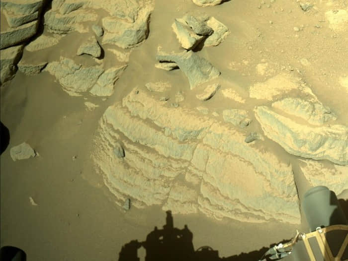 一个分层岩石被NASA视为潜在的火星岩石样本采样点