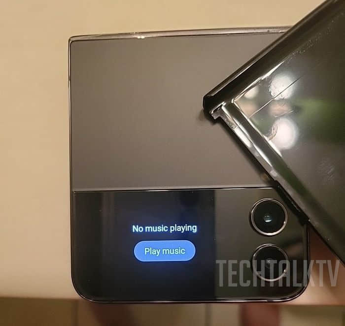 泄露的Galaxy Z Flip 4照片显示：新一代拥有更不明显的屏幕折痕