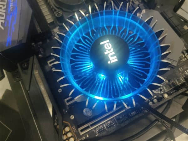 Intel高端散热器RH1曝光：塑料扣具变了