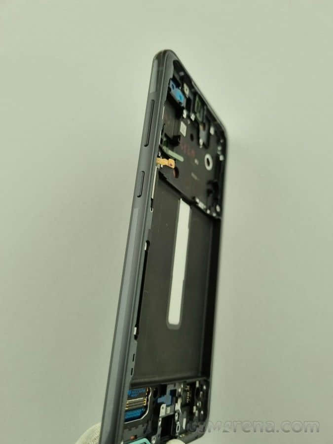 三星Galaxy S21 FE显示屏维修替换部件图像和价格信息泄露