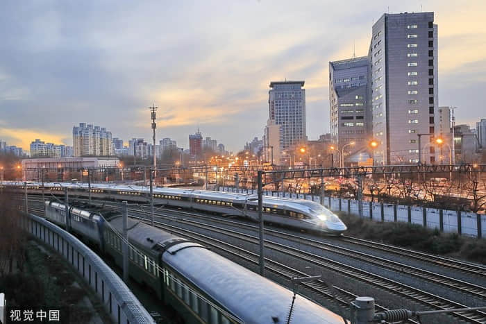 时速400公里可变轨高铁下线 中国高铁加速轻量化智能化