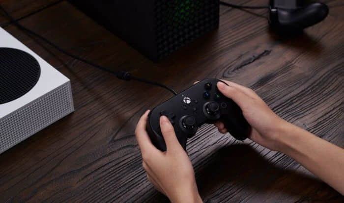 八位堂将推出适用于Xbox和PC的有线版Pro 2游戏手柄