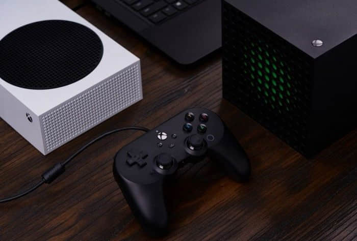八位堂将推出适用于Xbox和PC的有线版Pro 2游戏手柄