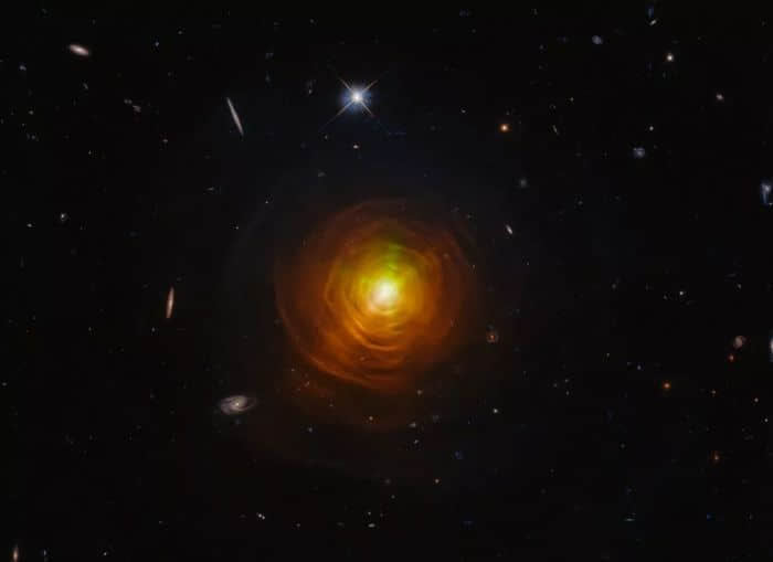 哈勃望远镜以一张垂死恒星的诡异照片来庆祝万圣节