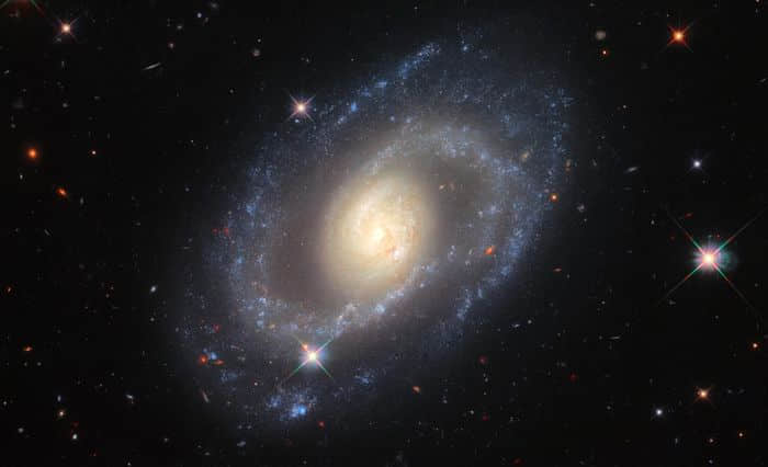 哈勃带来细节丰富的螺旋星系Mrk 1337图像