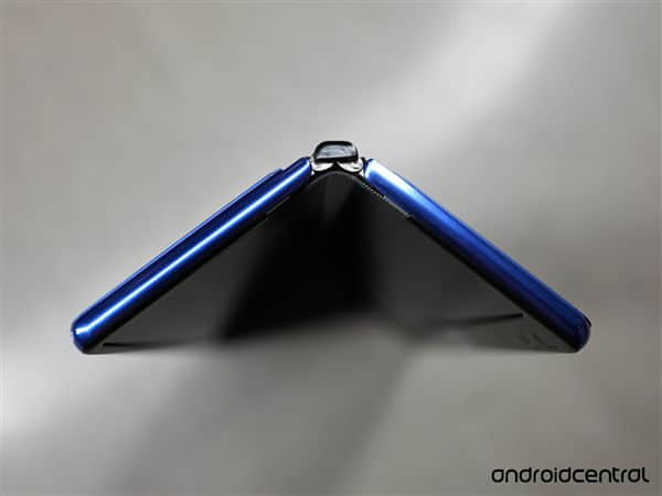 折叠屏+卷轴屏合二为一！TCL新品亮相：外形颠覆