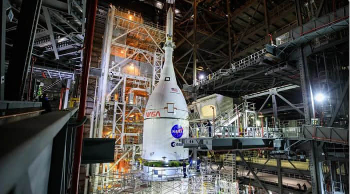 NASA工程师首次将猎户座乘员舱堆叠在巨型登月火箭上
