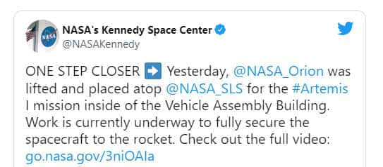 NASA工程师首次将猎户座乘员舱堆叠在巨型登月火箭上
