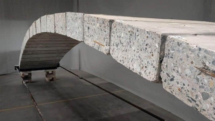 瑞士研究人员用翻新建筑的混凝土建造的混凝土人行桥
