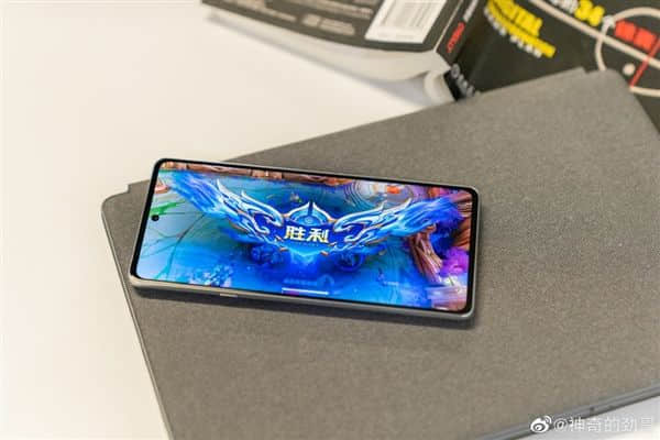 首款骁龙8旗舰明天发！moto edge X30真机图公布