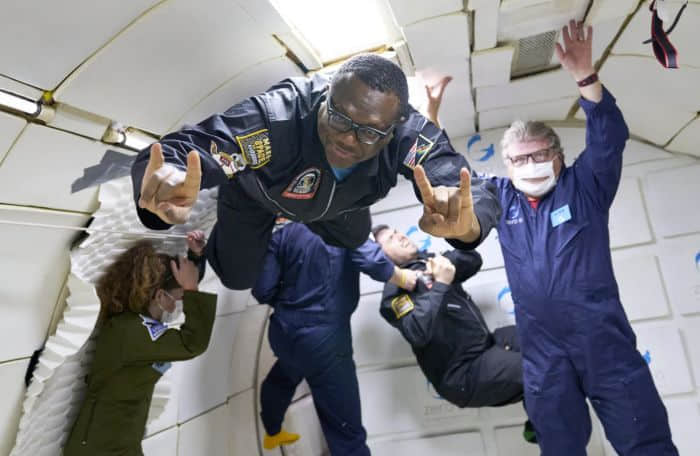 非营利组织利用飞机抛物线飞行让残疾人体验太空失重