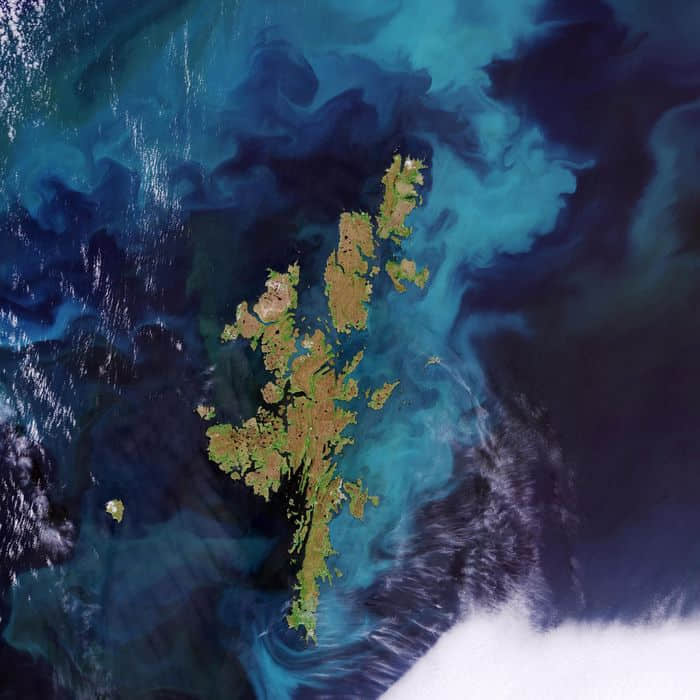 从太空看苏格兰设得兰群岛的艳丽水华