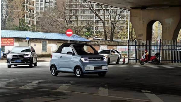 宏光MINIEV敞篷版实车上路：5万元买爆