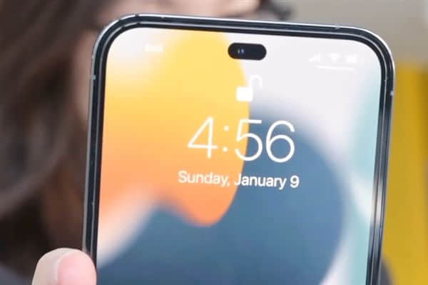 曝iPhone 14采用药丸形打孔屏：网友用壁纸模拟了一下